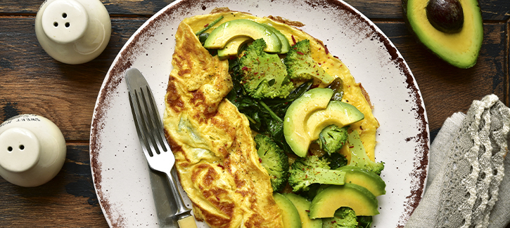 Omelet met broccoli en avocado
