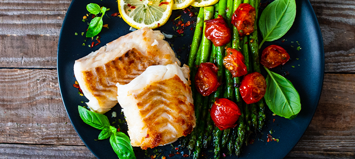 Kabeljauw met asperges en gepofte tomaatjes
