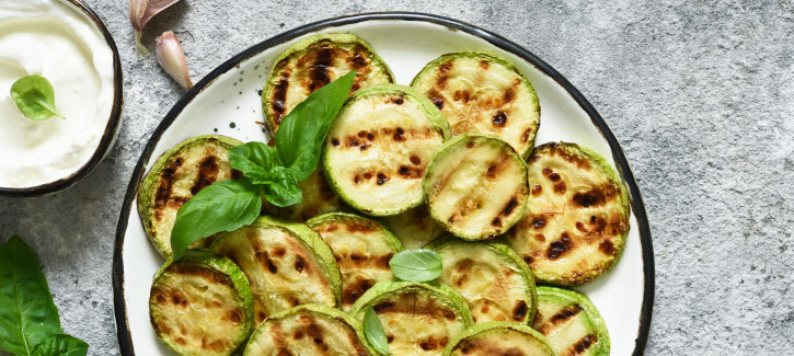 Gegrilde courgette in knoflook-kruidenolie