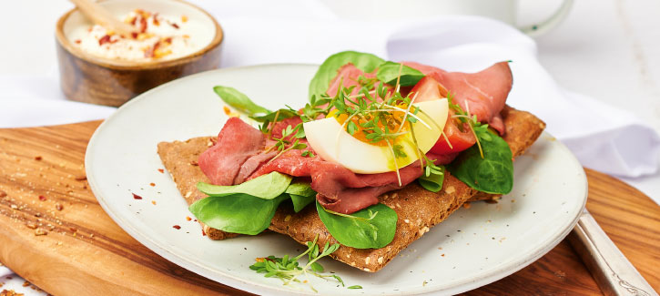Crackers met rosbief en chilimayonaise