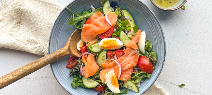 Salade gerookte zalm met ei, tomaatjes en komkommer