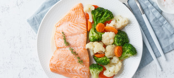 Gestoomde zalm met kruidige broccoli, wortel en bloemkool