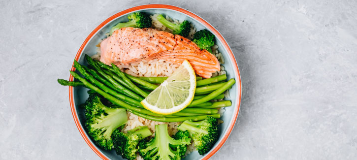 Gebakken zalm, met knapperige broccoli, asperges en zilvervliesrijst