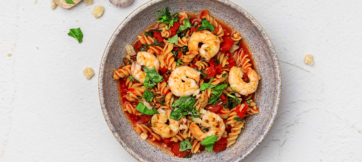 Fusilli met garnalen in tomatensaus