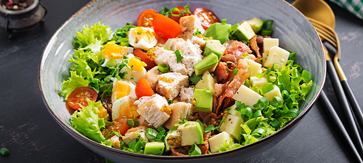 Cobb salade met kip, avocado en ei