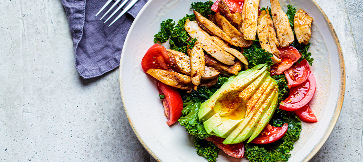 Boerenkoolsalade met cajunkip en avocado, koolhydraatarm recept