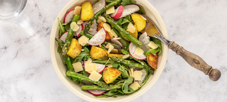 Frisse salade met krieltjes, asperges en radijs