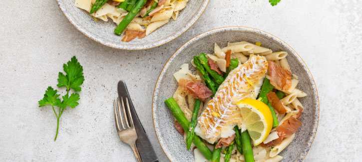 Penne met kabeljauw, groene asperges en prosciutto