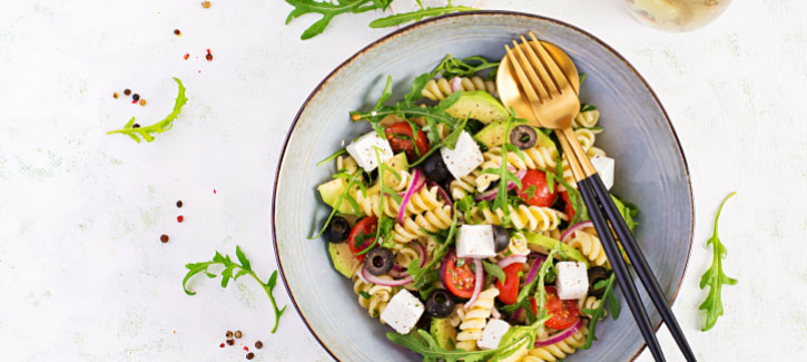 Pastasalade met avocado, feta en olijven