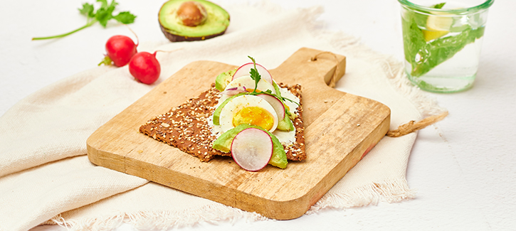 Crackers met ei, radijsjes en avocado