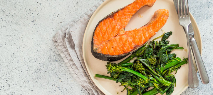 Warmgerookte zalm met aspergebroccoli