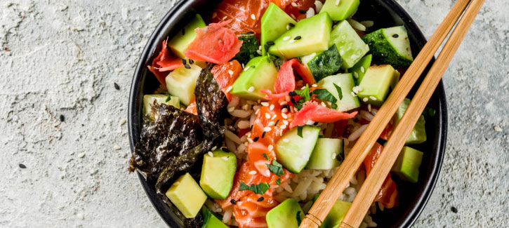Sushi bowl met risoni, zalm en avocado