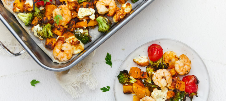 Bakplaat met zoete aardappel, gamba’s en feta
