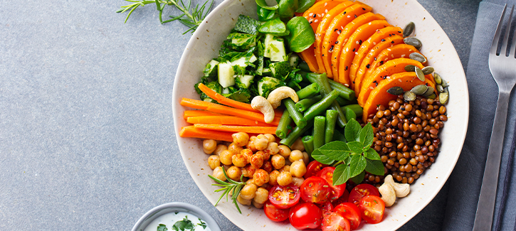 Buddha bowl met pompoen, kikkererwten en cherrytomaatjes
