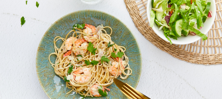 Romige spaghetti met knoflookgarnalen en groene salade