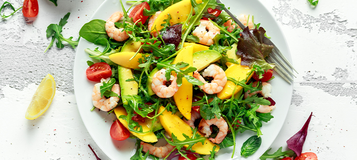 Perzik-garnalensalade met avocado en tomaatjes