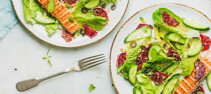 Gegrilde zalmsalade met komkommer en grapefruit