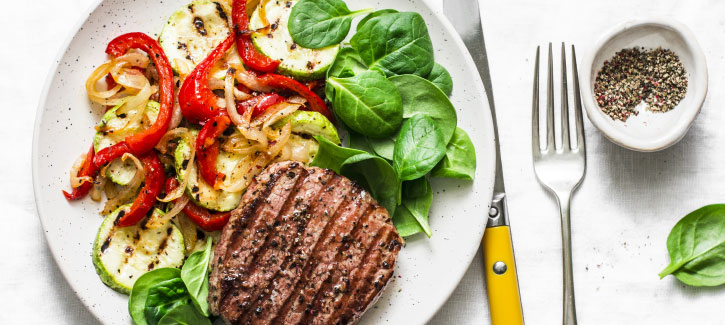 Biefstuk met gegrilde groente en verse spinazie