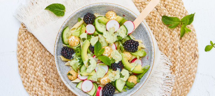 Pastasalade met bramen, geitenkaas en avocadospread