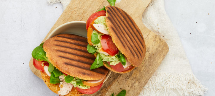 Pita met gerookte kip en guacamole