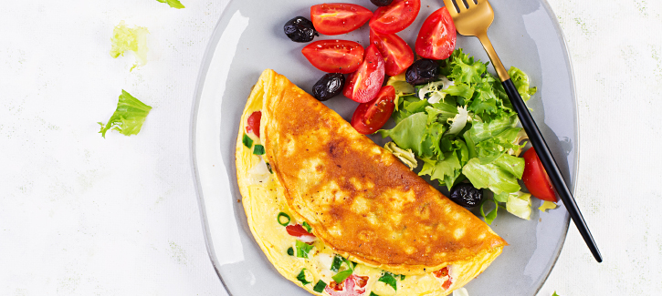 Omelet met tomaat en zwarte olijven