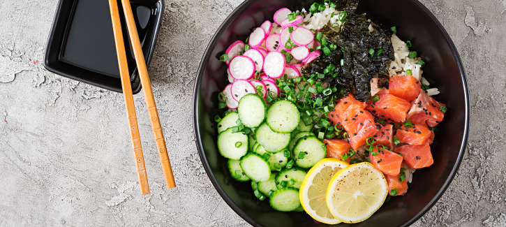 Sushi bowl met verse zalm en nori