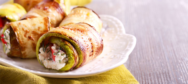 Courgettebroodjes met hüttenkäse, dille en tomaat