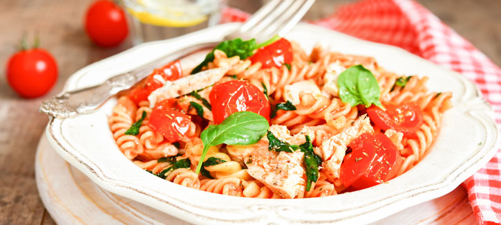 Fusilli met kruidige kip, spinazie en geroosterde tomaatjes