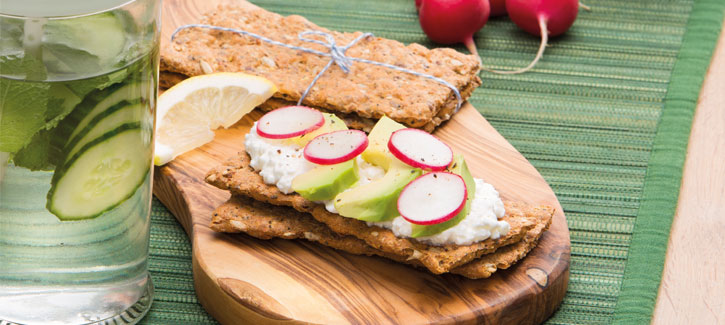Crackers met hüttenkäse, avocado en radijsjes