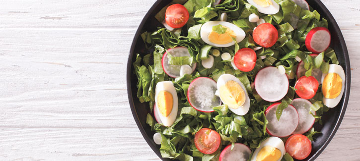 Andijviesalade met ei en radijs