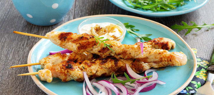 Kruidige kipspiezen met salade