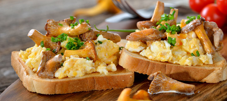Toast met roerei en cantharellen