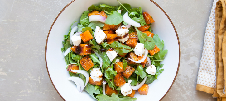Pompoen-feta salade met rode ui