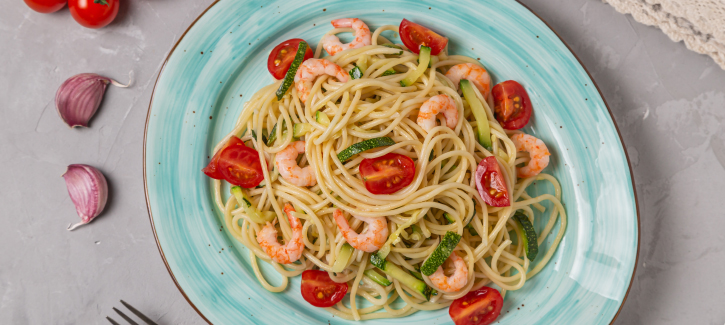 Spaghetti met knoflookgarnalen en courgette