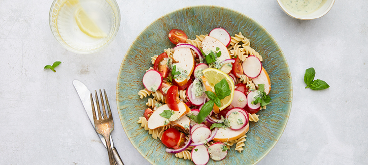Frisse pastasalade met gerookte kip en radijsjes