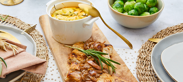 Kalkoen met spruitjes en gegratineerde aardappelpuree