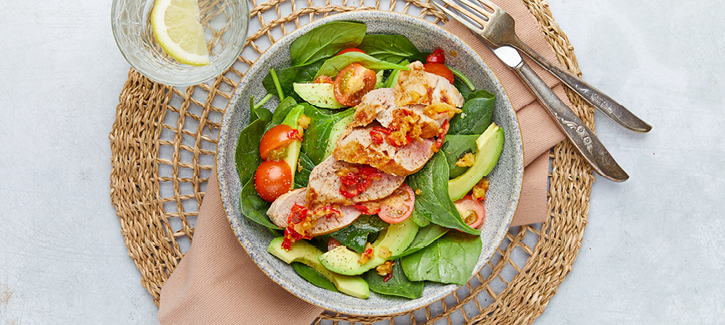 Varkenshaassalade met spinazie en avocado