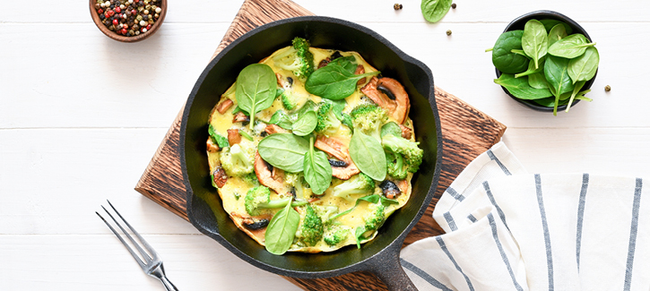 Omelet met broccoli, champignons en spinazie