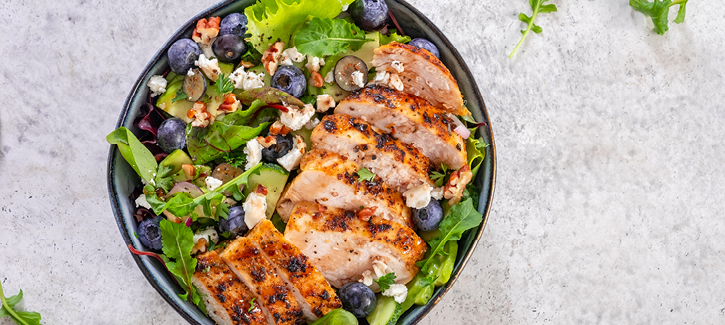 Salade met kip, feta en blauwe bessen