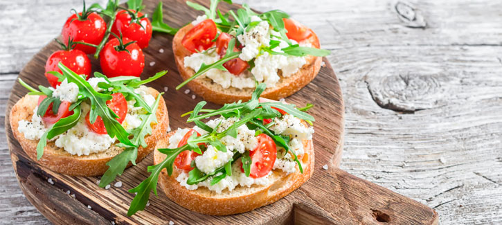 Toast met Hüttenkäse, tomaat en rucola