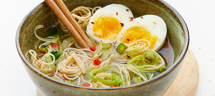 Noodlesoep met gekookt ei en paksoi