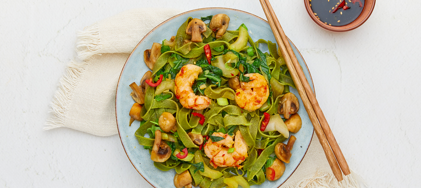 Spinazie tagliatelle met pittige garnalen en paksoi, koolhydraatarm recept