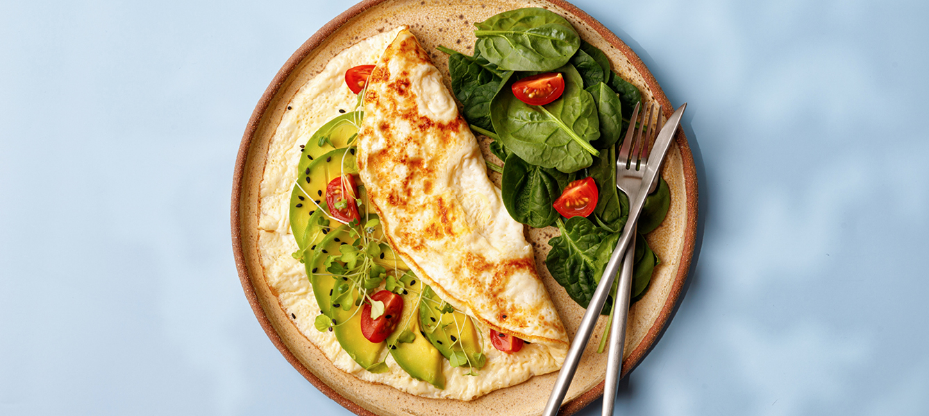 Omelet met avocado en tomaatjes