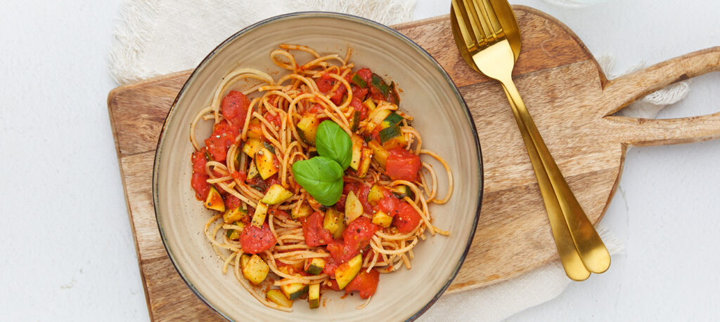 Vegetarische spaghetti met tomaat en courgette