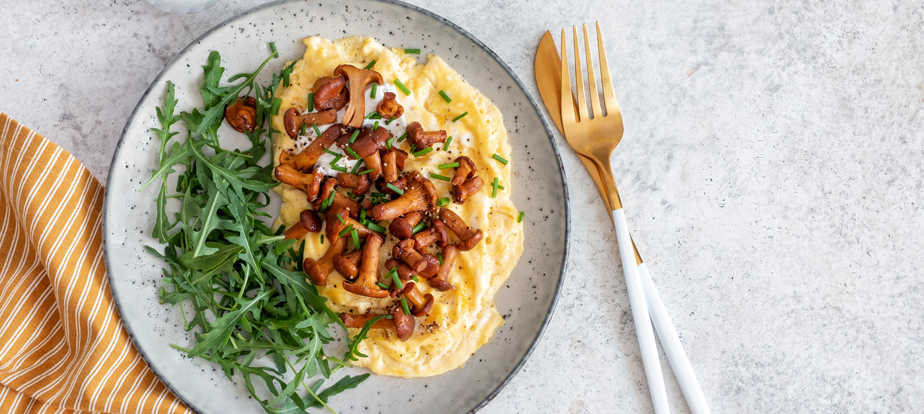 Scrambled eggs met rucola en cantharellen