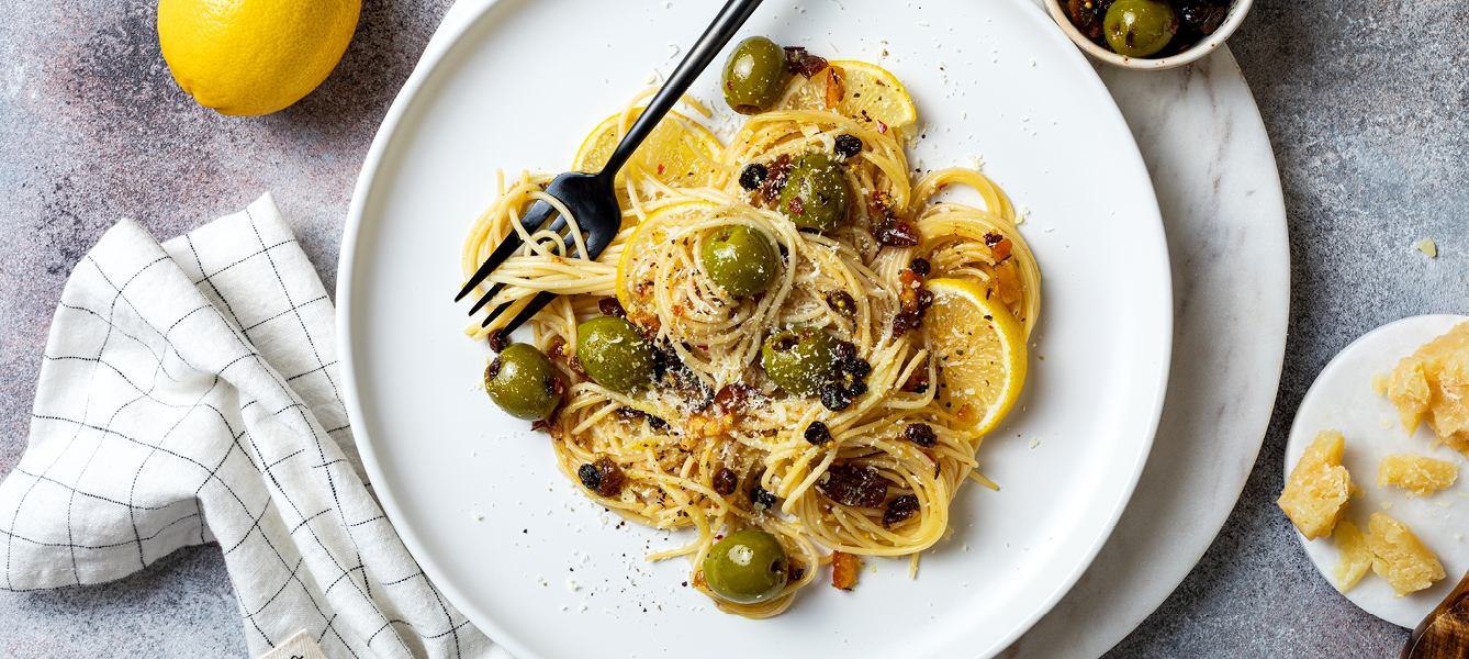 Spaghetti cacio e pepe met olijven en citroen