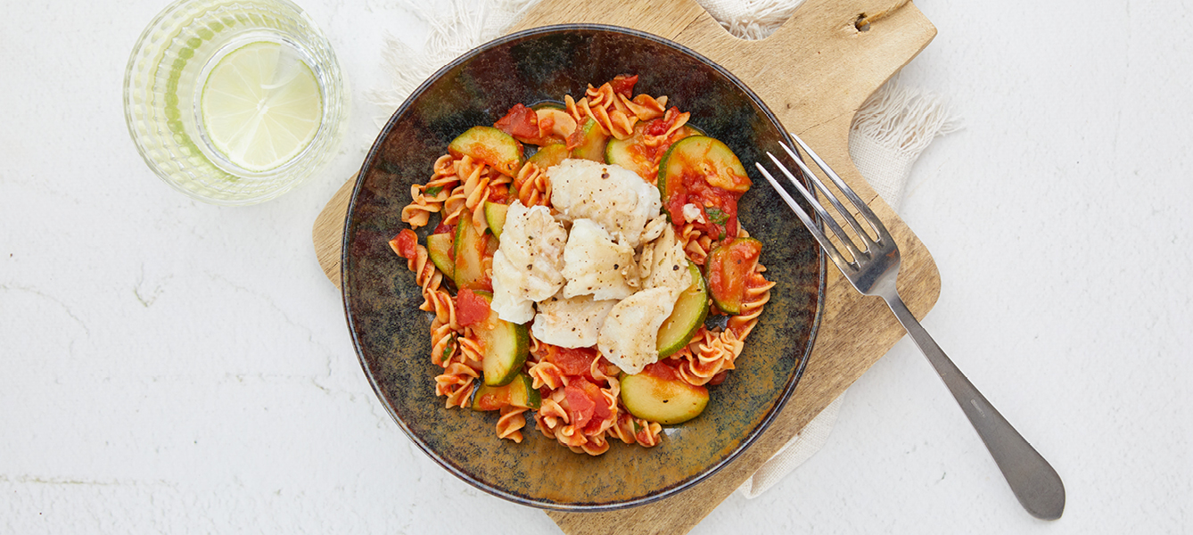 Kabeljauw met fusilli in courgette tomatensaus, koolhydraatarm recept