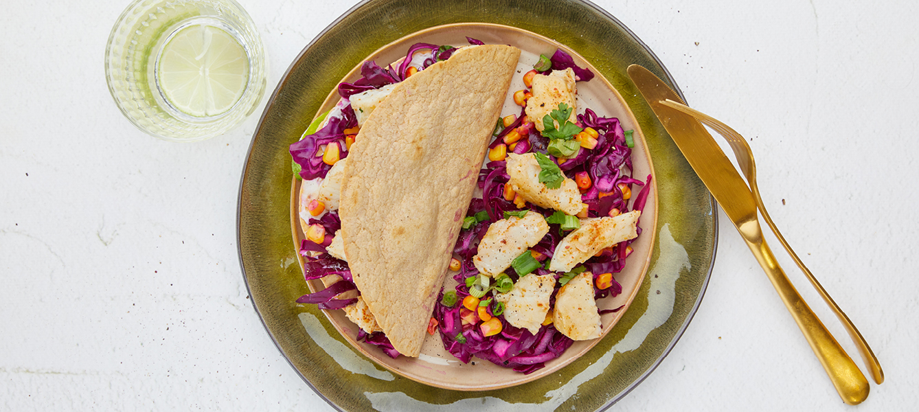 Tacoschelp met kabeljauw, rode kool en limoen