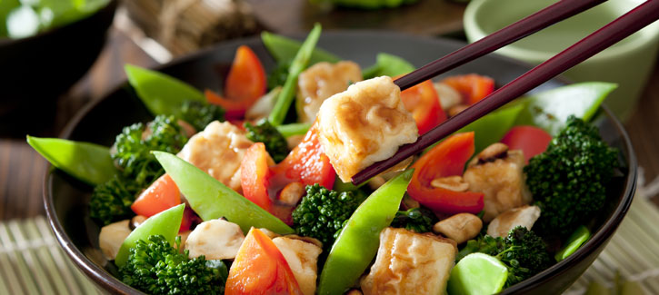 Roerbakschotel met tofu, broccoli, rode paprika en peultjes