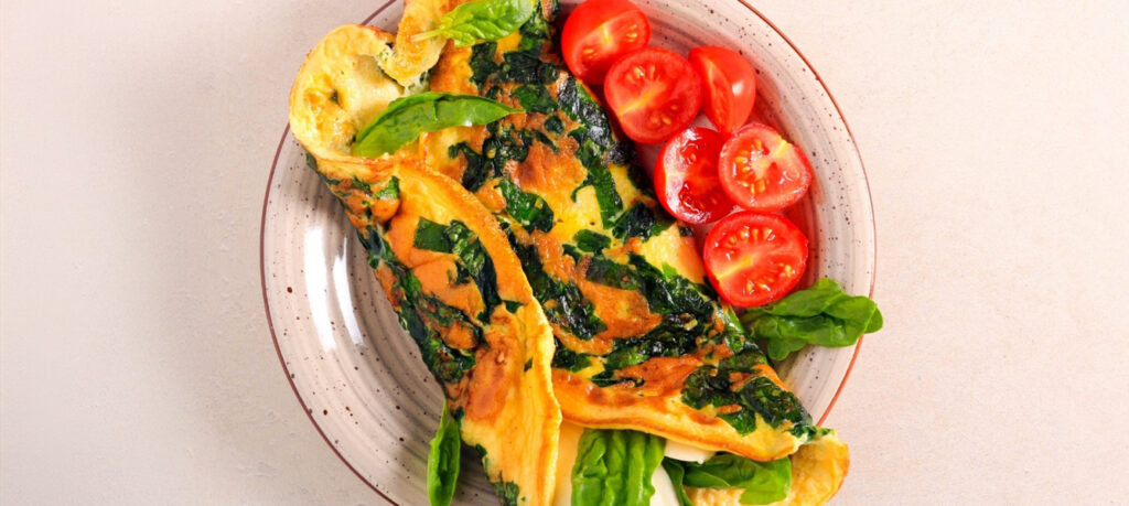 Spinazie-geitenkaas omelet met tomaatjes